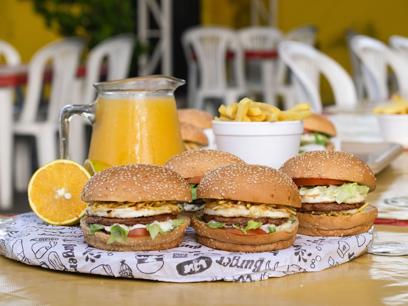 Família: 4 Eggburguer + 1 Fritas G + 4 Garrafa de Suco Laranja Natural 350ml